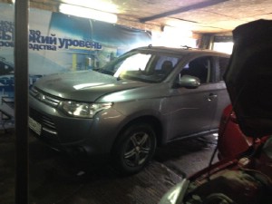 Установка лобового стекла Mitsubishi-Outlen 2013