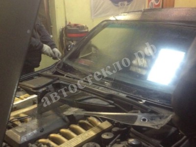 Установка лобового стекла BMW 7 e32 1987-1994