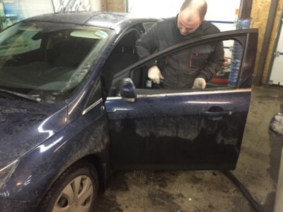 Установка переднего левого стекла Ford FOCUS III 4D SED, 5D HB унив -