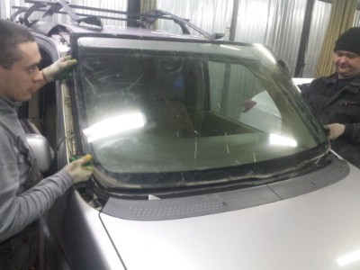 Установка лобового стекла Honda Step Wagon 2001-2005