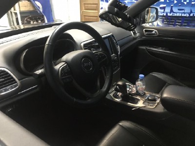 Установка лобового стекла Jeep Grand Cherokee 5D 2013-