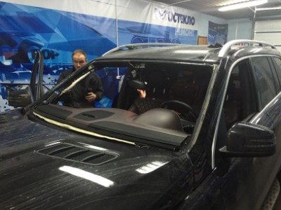 Установка лобового стекла MERCEDES ML (M-CLASS) (W164) 2005-