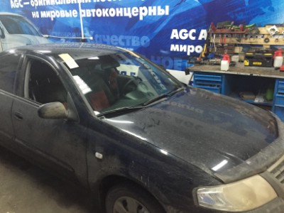 Установка лобового стекла Nissan ALMERA (N16E) 35D HB 2000