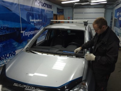 Установка лобового стекла OPEL ZAFIRA B 2005-2011