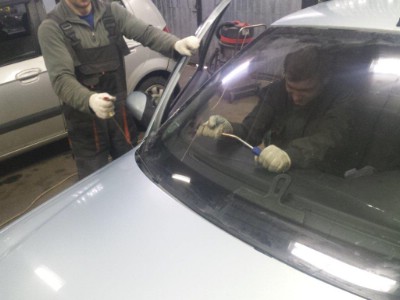 Установка лобового стекла Peugeot 406 2001-2004