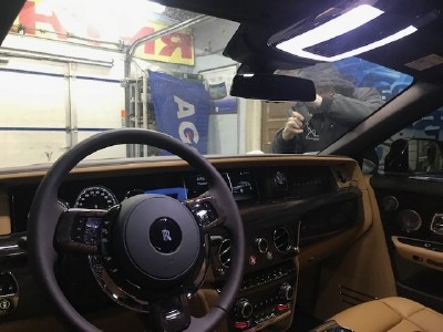 Установка лобового стекла Rolls-Royce Phanton -