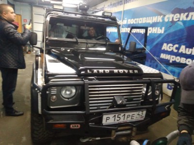 Установка лобового стекла Land RoveR Defender 1983-