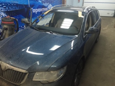 Установка лобового стекла Skoda SUPERB 5D HB SED 2008-