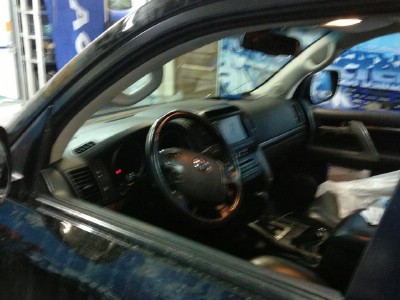 Установка лобового стекла Toyota Landcruiser (J200) V8 2008-