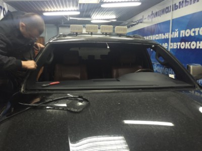 Установка лобового стекла Toyota SEQUOIA 2011