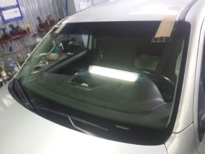 Установка лобового стекла Volkswagen Amarok 2010-