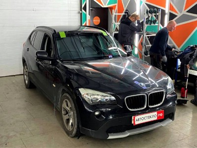 Установка лобового стекла BMW X1 -