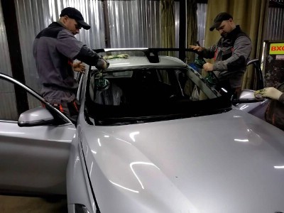 Установка лобового стекла BMW X1 F48 2016-