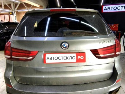 Установка лобового стекла BMW X5 2013-2018