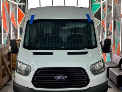 Установка лобового стекла Ford Transit -