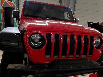 Установка лобового стекла Jeep Wrangler -