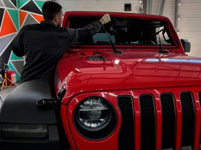 Установка лобового стекла Jeep Wrangler -