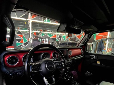 Установка лобового стекла Jeep Wrangler -