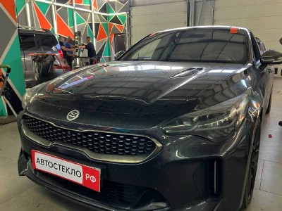 Установка лобового стекла Kia Stinger -