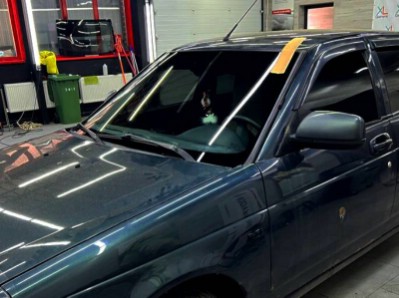 Установка автостекла Lada Priora -