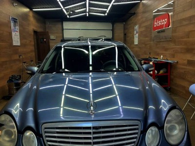 Установка лобового стекла Mercedes-Benz W211 2002-2009