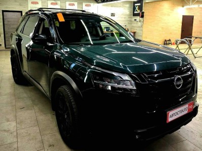 Установка лобового стекла Nissan Pathfinder 2021-2025