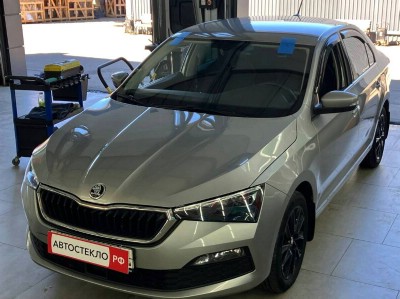 Установка лобового стекла Skoda Rapid -