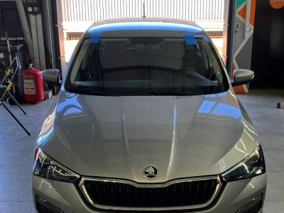Установка лобового стекла Skoda Rapid -