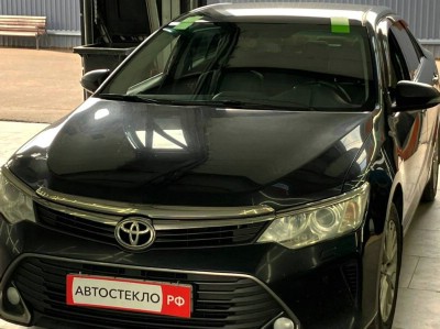 Установка лобового стекла Toyota Camry -
