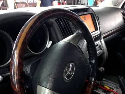 Установка лобового стекла Toyota Land Cruiser 200 2007-2012