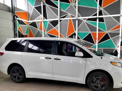 Установка лобового стекла Toyota Sienna III 2010-2020