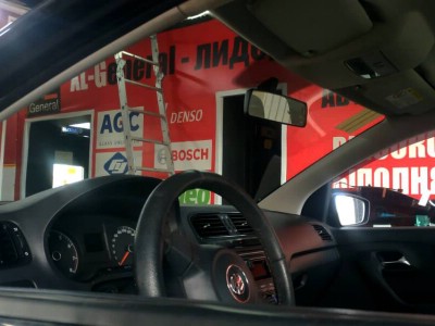 Установка лобового стекла Volkswagen Polo -
