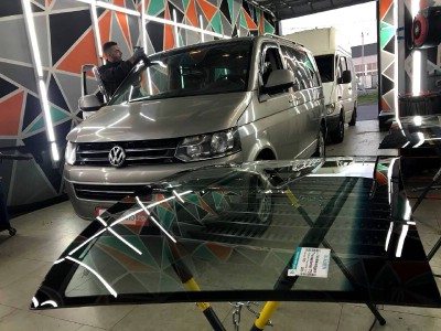 Установка лобового стекла Volkswagen Transporter 2009-