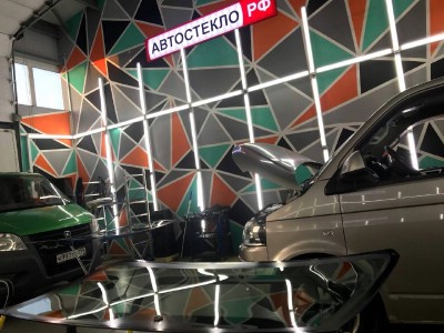 Установка лобового стекла Volkswagen Transporter 2009-