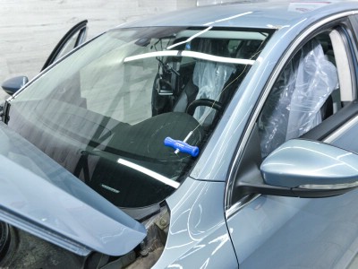 Переустановка и/или переклейка автостекла