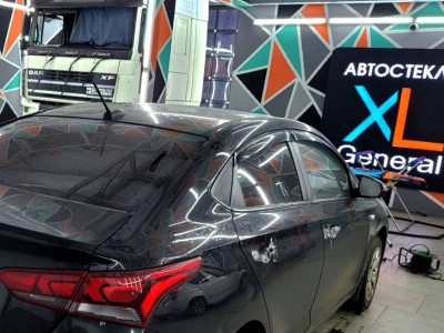 Установка заднего стекла Hyundai Solaris 2009-