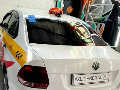 Установка заднего стекла Volkswagen Polo 4D SED 2010-